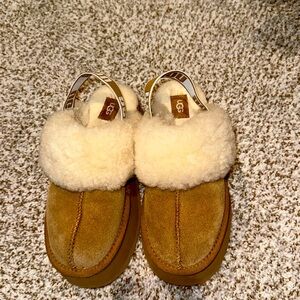 Ugg wedged shoes us size 6